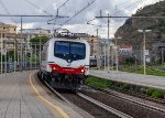 An E.464 electric leads ICN (Intercity Notte) #795 into Sestri Levante